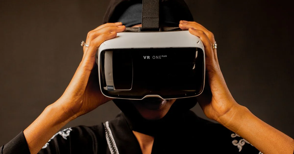 Une femme portant un foulard noir profite d'une expérience de réalité virtuelle à l'intérieur.